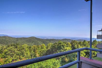 Gatlinburg Condo with Pool Access Balcony and mtn View