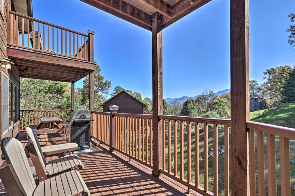 Deluxe Gatlinburg Retreat with Hot Tub and Mtn Views! - main image